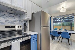 冷蔵庫、電子レンジ、オーブン、コンロ