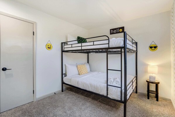 6 chambres, lit de bébé portatif, Wi-Fi, literie fournie