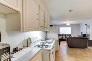 Kjøleskap, mikrobølgeovn, kokeplater og kaffetrakter/tekoker