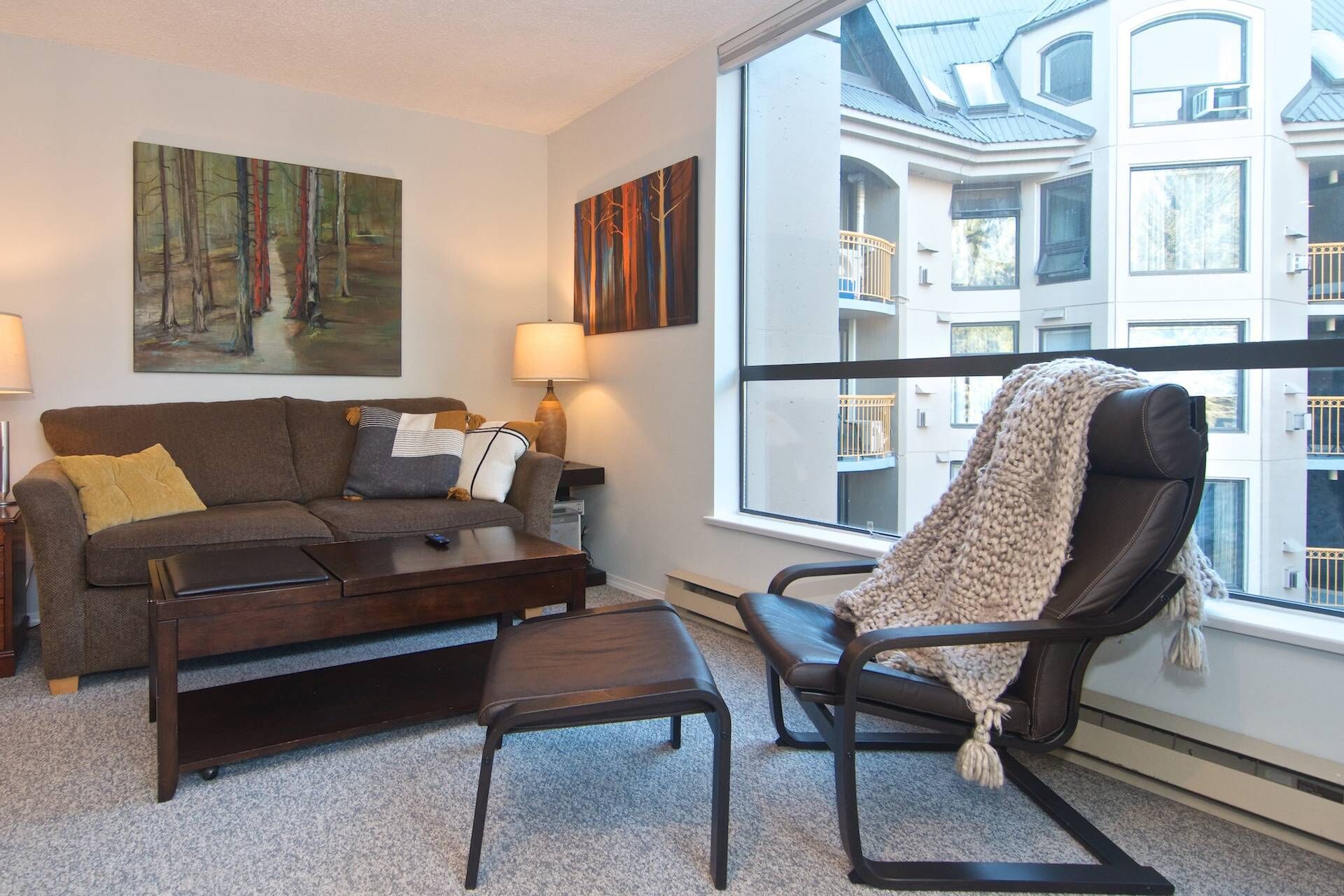 Televisión y chimenea 