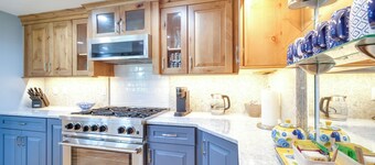 Lovely Riverfront Grants Pass Home: Pool & Hot Tub