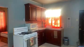 Refrigerador, microondas, parrilla de estufa y tetera eléctrica