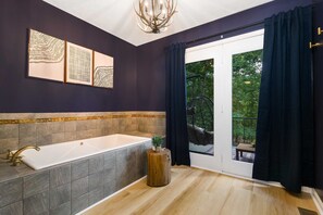 Regadera, secadora de cabello, toallas 