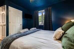 5 bedrooms, desk, iron/ironing board, travel cot