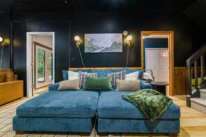 TV, offices - Modern Peaks • Hot Tub • Sauna • Theatre Room (McGaheysville)