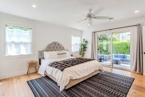 4 bedrooms, desk, iron/ironing board, travel crib - Spacious 4BR | Games | Workspace | Outdoor Fun (Los Angeles)