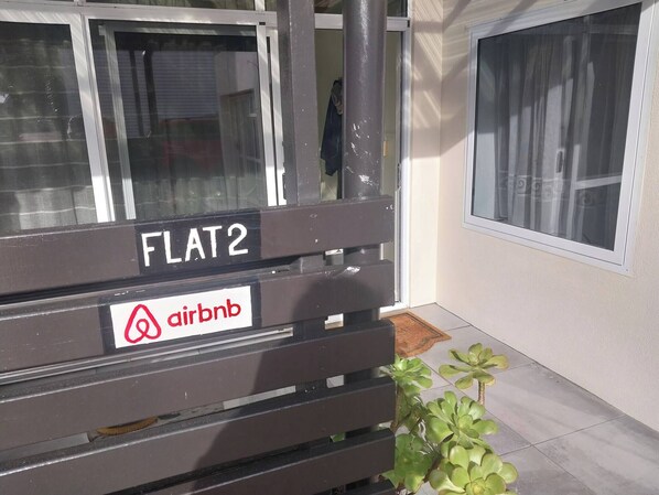 Dormitorio compartido, 1 habitación, con acceso para personas discapacitadas, vista al jardín | Detalle exterior