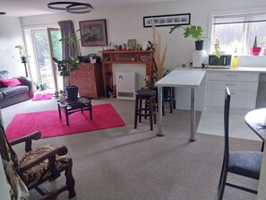 Gemeinsamer Schlafsaal, 1 Schlafzimmer, barrierefrei, Gartenblick | Wohnzimmer
