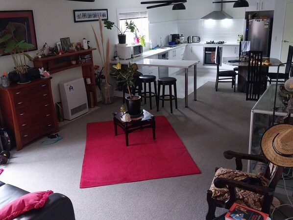 Dormitorio compartido, 1 habitación, con acceso para personas discapacitadas, vista al jardín | Sala de estar