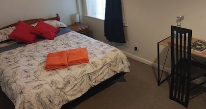 Room-charming Guest Room in Seatoun, Wel