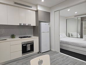 Iron/ironing board, bed sheets