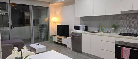 Refrigerador, microondas, horno, placa de cocina