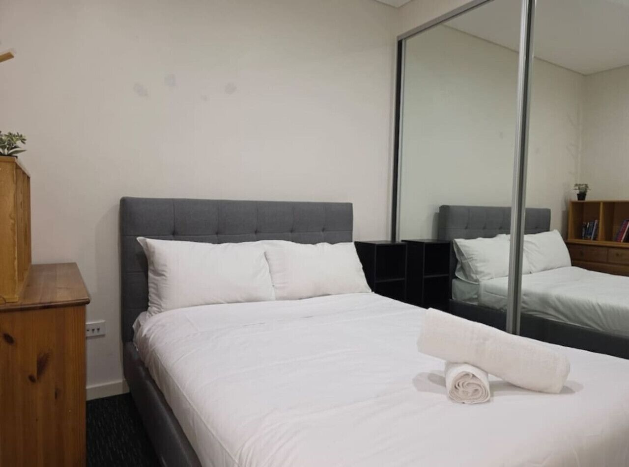 Iron/ironing board, bed sheets