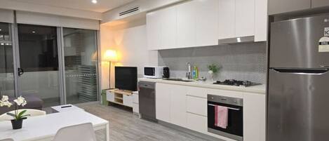 Frigorifero, microonde, forno, piano cottura