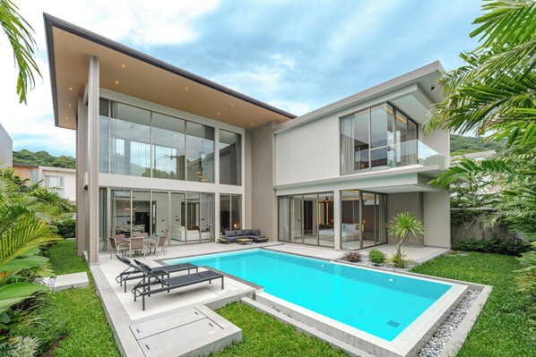 Una piscina al aire libre