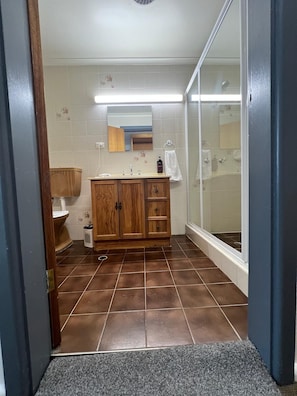 Basic Double or Twin Room | Bathroom