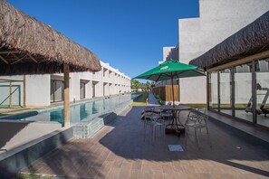 Una piscina al aire libre