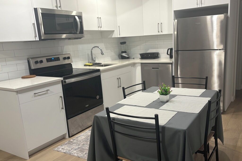 Four à micro-ondes, un four, surface de cuisson, lave-vaisselle