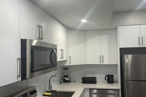 Mikrobølgeovn, ovn, kokeplater og oppvaskmaskin