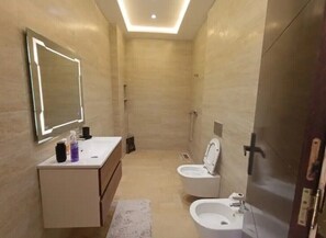 Dusche, Handtücher, Toilettenpapier