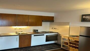 Fridge, oven, stovetop, coffee/tea maker