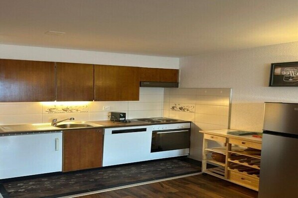 Refrigerador, horno, placa de cocina, cafetera/tetera