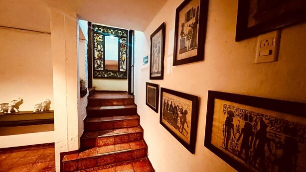 A staircase with wooden steps leading to a landing. - Balcon Plaza Villa de Leyva Hotel (Villa de Leyva)