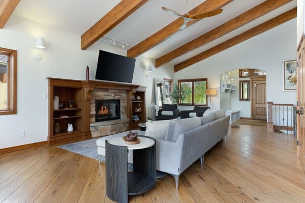 Älytelevisio, takka, pöytäjalkapallopöytä