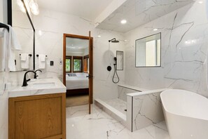 Hair dryer, towels - Big Vail Views - Steps from Free Town Bus! (Vail)