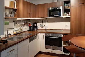 Kühlschrank, Mikrowelle, Ofen, Herdplatte