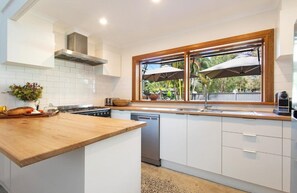 Family House, 4 Bedrooms | Private kitchen