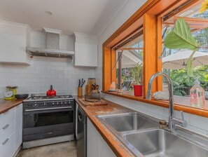 Family House, 4 Bedrooms | Private kitchen