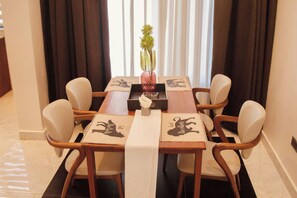 Executive Suite, 1 King Bed, Kitchenette, City View | In-room dining