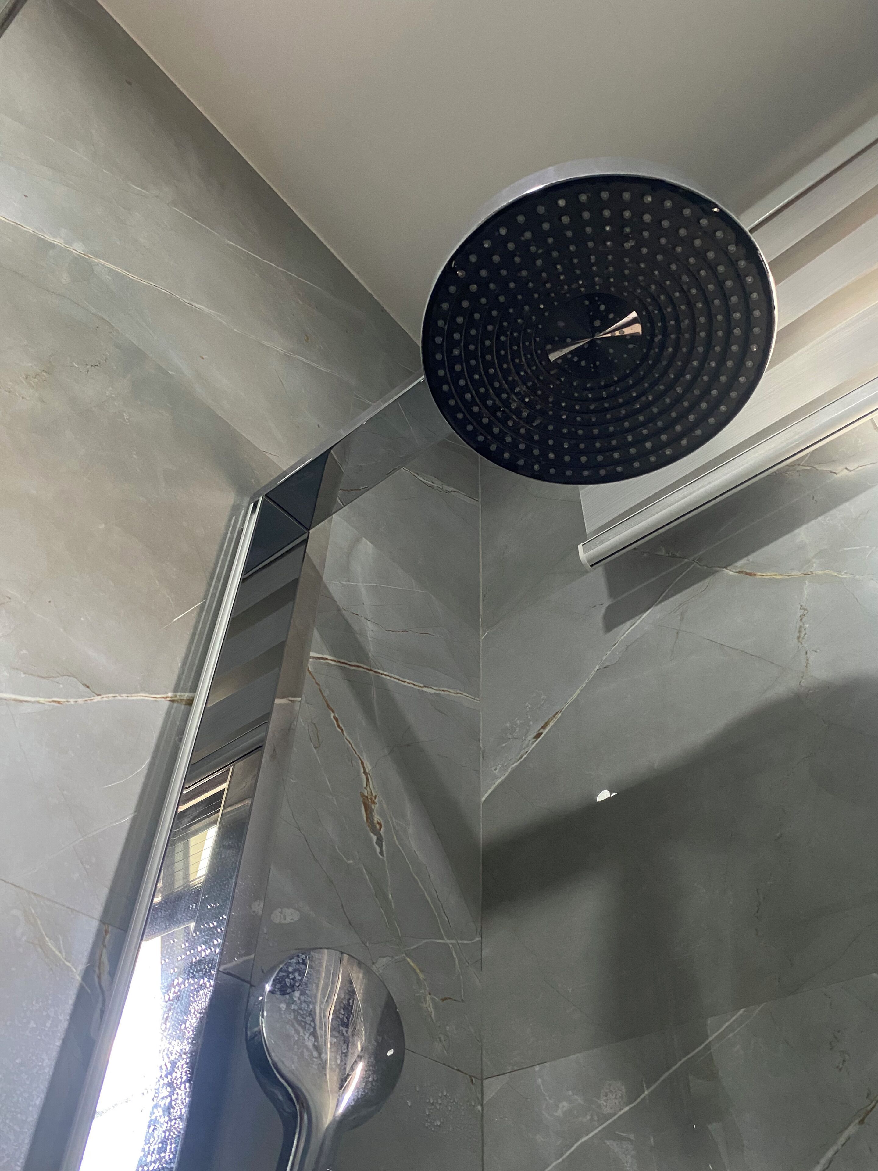 Suihku, ilmaiset hygieniatuotteet, hiustenkuivaaja, tohvelit