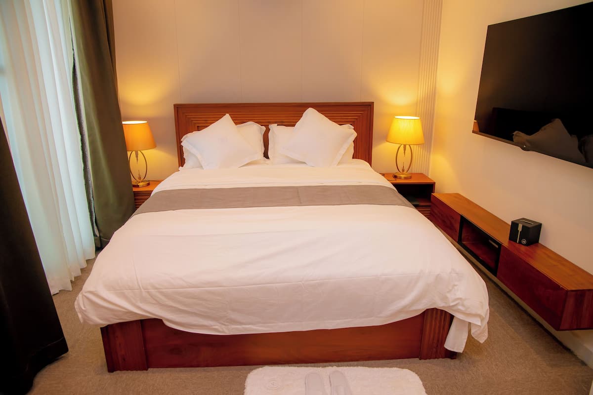Desk, laptop workspace, iron/ironing board, free WiFi
