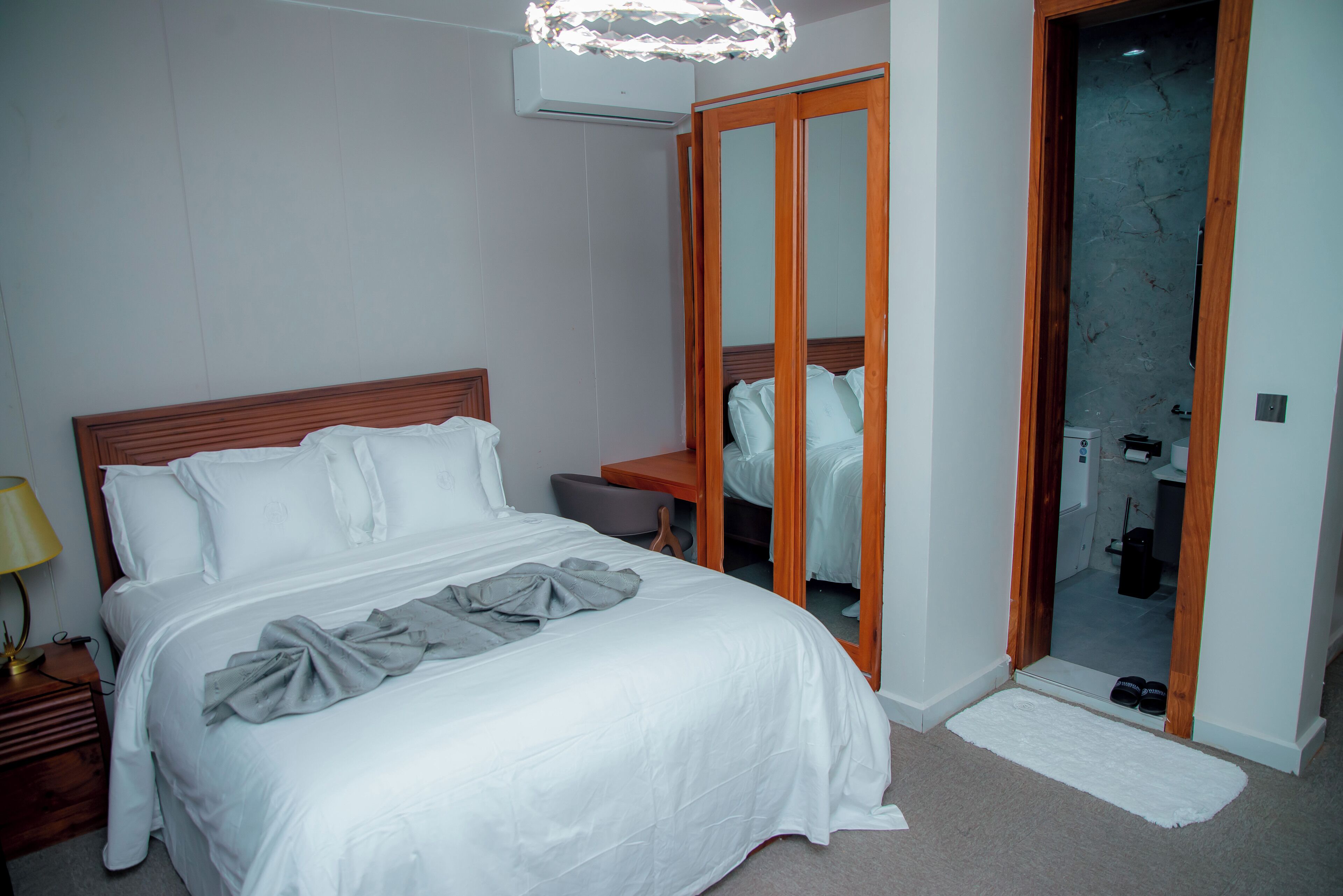 Escritorio y espacio para trabajar con laptop 