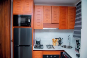Full-sized fridge, microwave, oven, stovetop