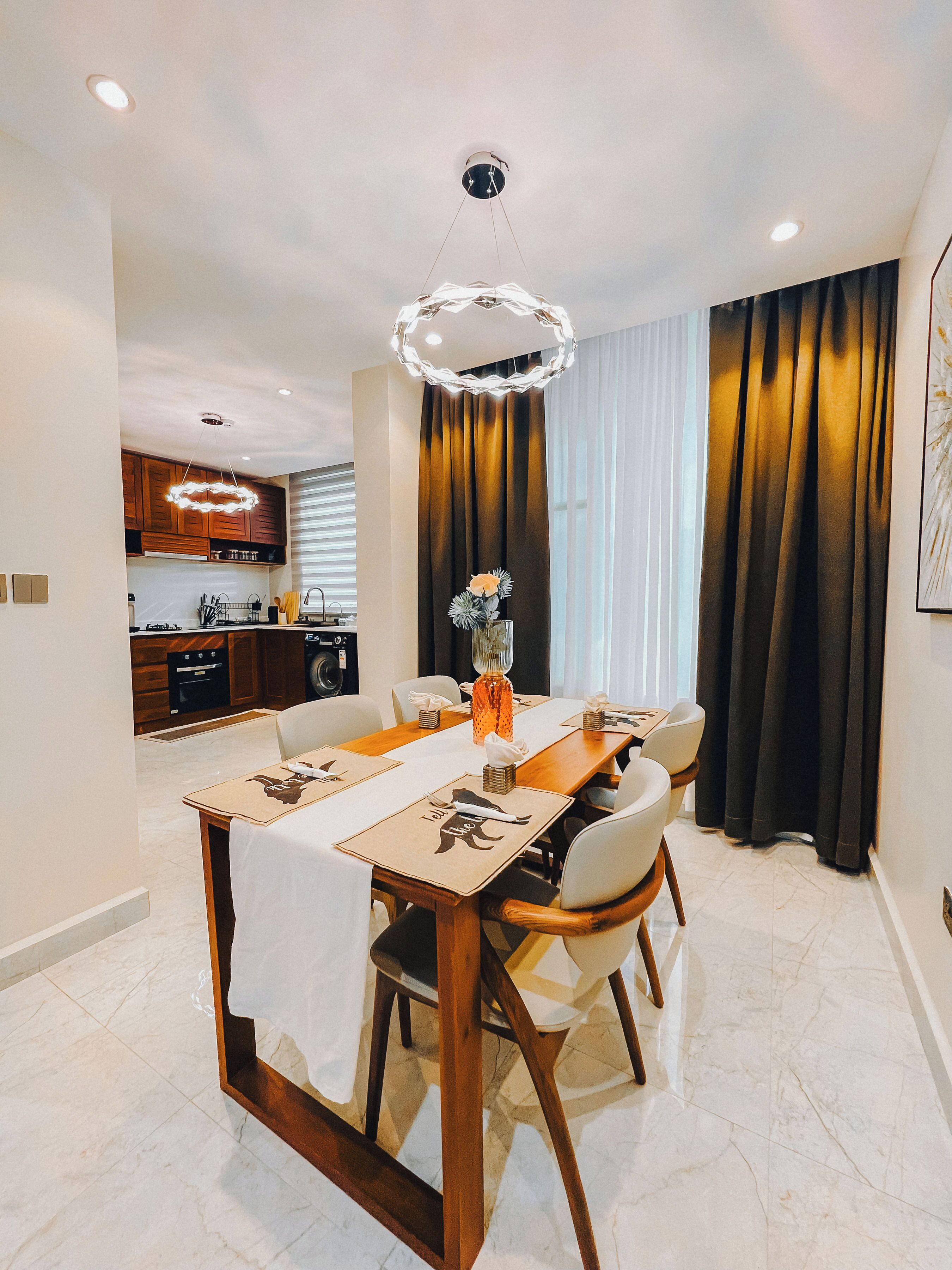 Full-size fridge, microwave, oven, stovetop