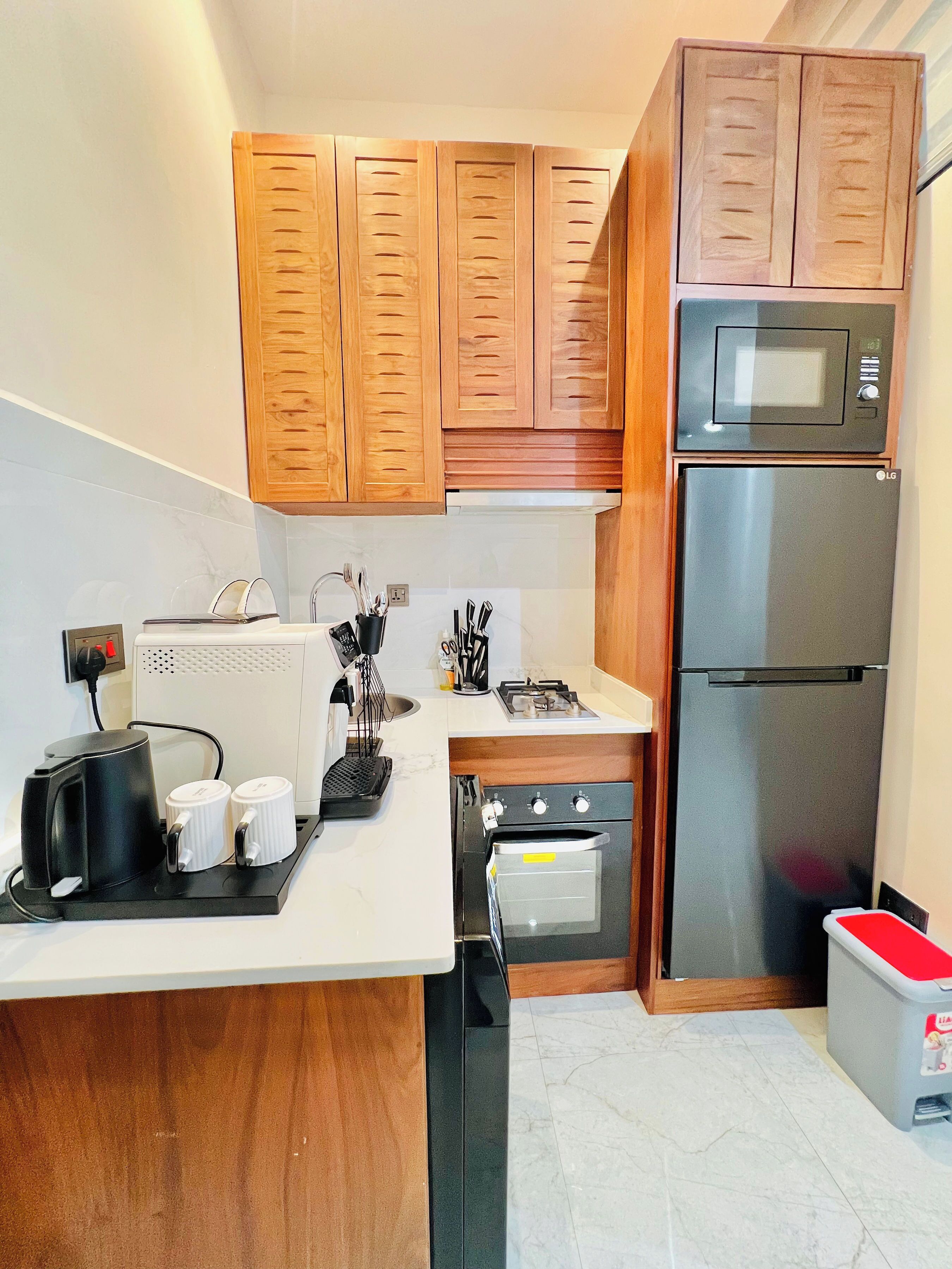 Refrigerador con freezer, microondas, horno, placa de cocina