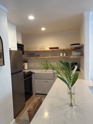 Fridge, microwave, stovetop, dishwasher