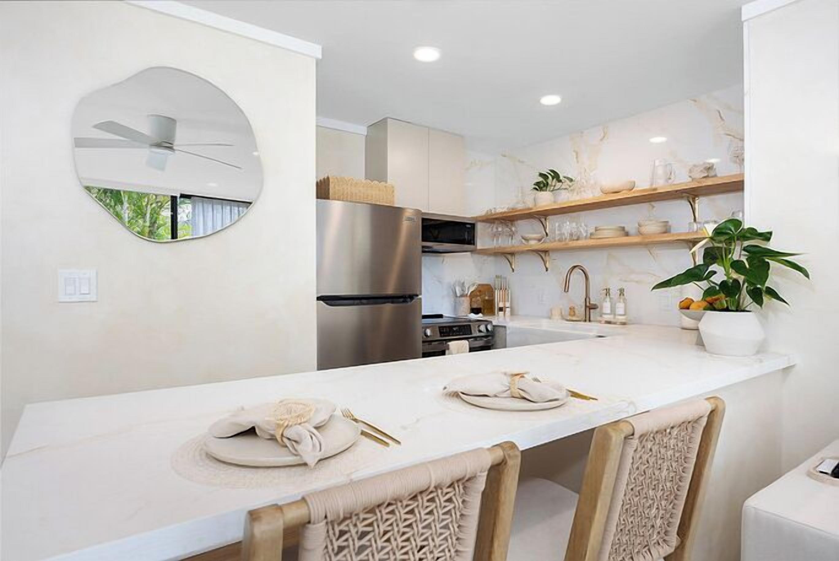 Een koelkast, een magnetron, een kookplaat, een vaatwasser