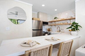 Réfrigérateur, micro-ondes, plaque de cuisson, lave-vaisselle