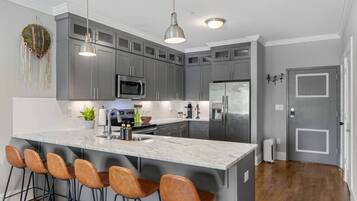 Fridge, microwave, oven, stovetop
