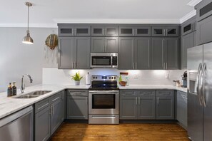Refrigerador, microondas, horno y parrilla de estufa 