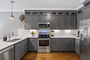 Refrigerador, microondas, horno y parrilla de estufa