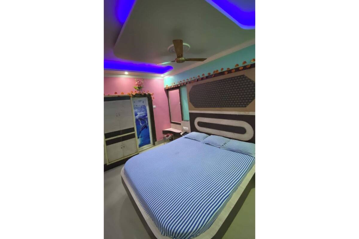 Hypo-allergenic bedding, in-room safe, desk, soundproofing