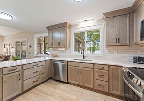 冰箱、微波炉、烤箱、炉灶