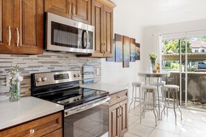 Frigorífico, horno, placa de cocina y lavavajillas