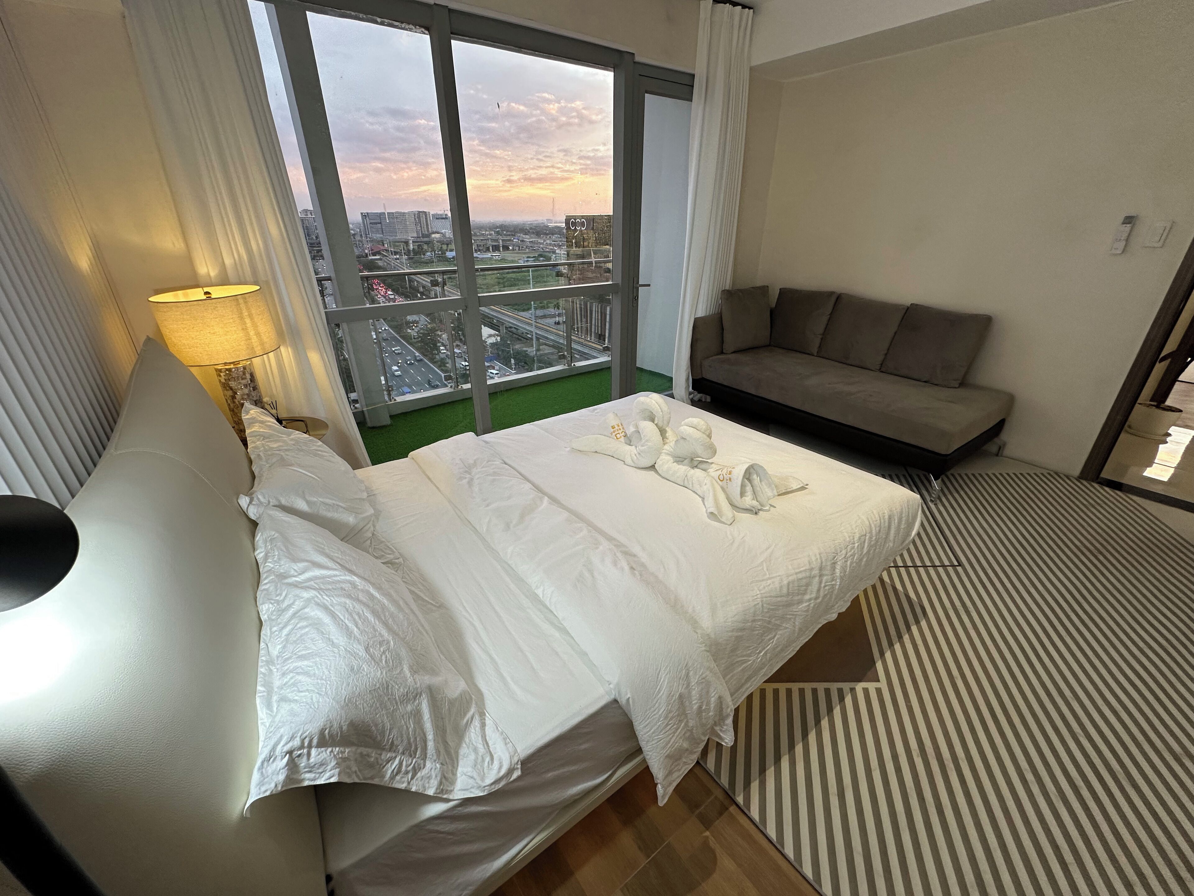 Attico Luxury, balcone, vista città | Biancheria da letto di alta qualità, copriletto in piuma
