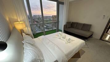 Attico Luxury, balcone, vista città | Biancheria da letto di alta qualità, copriletto in piuma
